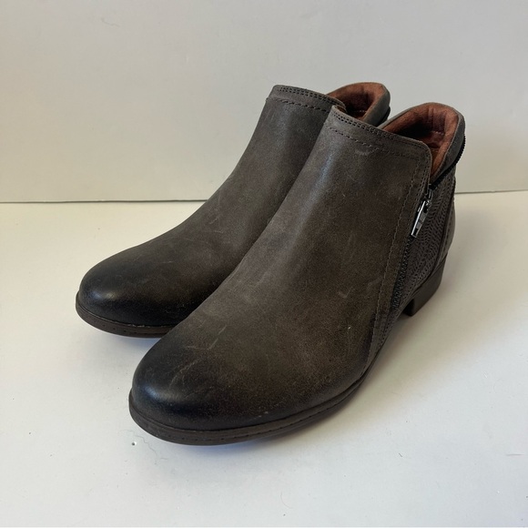 Cobb Hill Crosbie 7.5 Dusty Olive Bootie - Picture 1 of 11